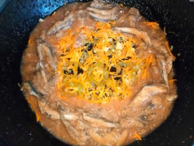 Makaronai su troškintomis daržovėmis ir silkėmis pomidorų padaže Žingsnis 3