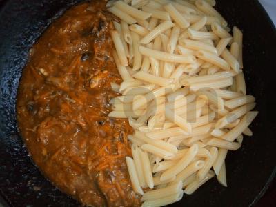 Makaronai su troškintomis daržovėmis ir silkėmis pomidorų padaže Žingsnis 4