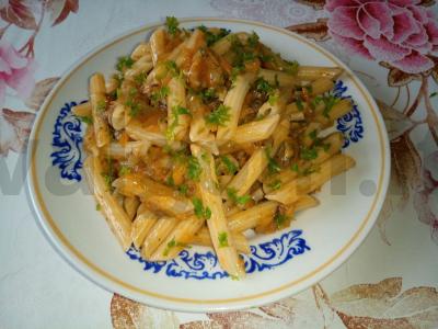 Makaronai su troškintomis daržovėmis ir silkėmis pomidorų padaže pagrindine nuotrauka