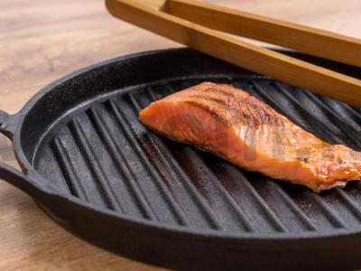 Ant groteli kepta lašiša su žirnių salsa Žingsnis 3