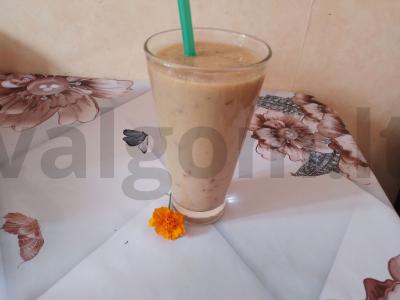 Smuzi su obuoliu, slyva ir avižiniais sausainiais pagrindine nuotrauka