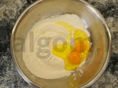 Velykinis mielinis pyragas su džiovintais vaisiais Žingsnis 3