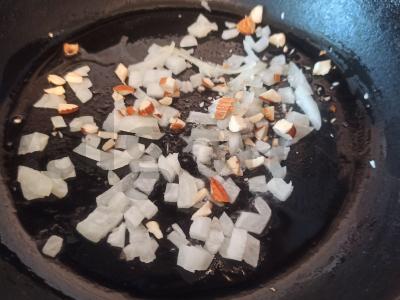 Raudona lęša troškinta su migdolais Žingsnis 2