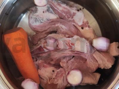 Kvapni soljanka su žaliomis alyvuogėmis Žingsnis 1