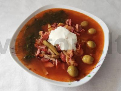 Kvapni soljanka su žaliomis alyvuogėmis pagrindine nuotrauka