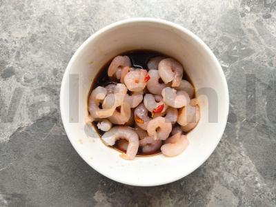 Avokadų, mangų ir marinuotų krevečių salotas Žingsnis 1