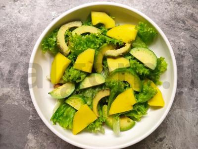 Avokadų, mangų ir marinuotų krevečių salotas Žingsnis 2