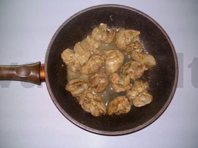 Naudingas kalakutienos kepenėlių salotas su persimonu Žingsnis 1