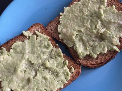 Lengvi tostai su avokadu ir pomidoru Žingsnis 3