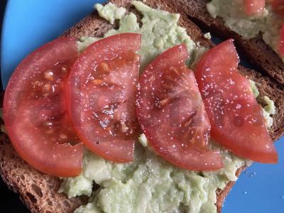 Lengvi tostai su avokadu ir pomidoru Žingsnis 4