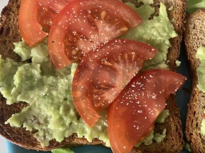 Lengvi tostai su avokadu ir pomidoru pagrindine nuotrauka