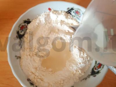 Beigluteninės plokštelės su sūriu ir žolelėmis Žingsnis 1