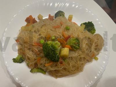 Funchosa su daržovių mišiniu ir sojų padažu pagrindine nuotrauka