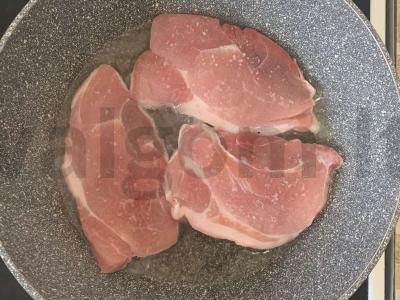 Kiaulienos kotletas su bulvių skiltelėmis Žingsnis 2