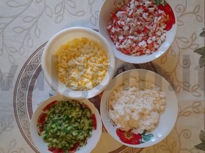 Krabų lazdelėmis salotos su alyvuogių majonezu Žingsnis 1