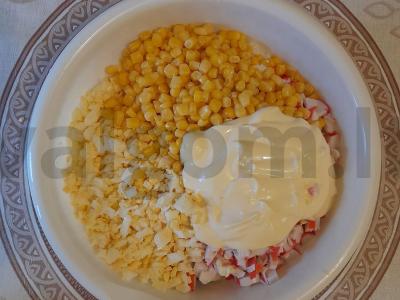 Krabų lazdelėmis salotos su alyvuogių majonezu Žingsnis 2