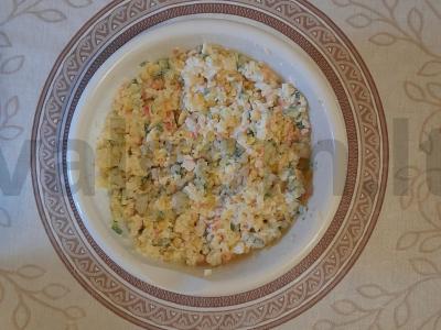 Krabų lazdelėmis salotos su alyvuogių majonezu Žingsnis 3