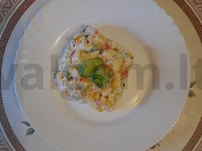 Krabų lazdelėmis salotos su alyvuogių majonezu pagrindine nuotrauka