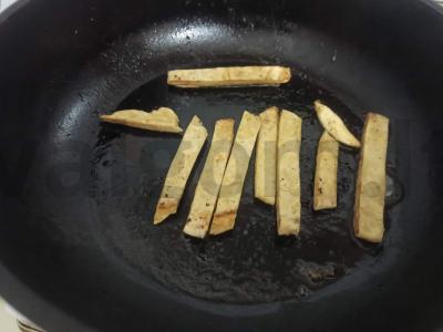 Kvietiniai pagaliukai su česnako padažu Žingsnis 2