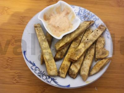 Kvietiniai pagaliukai su česnako padažu pagrindine nuotrauka