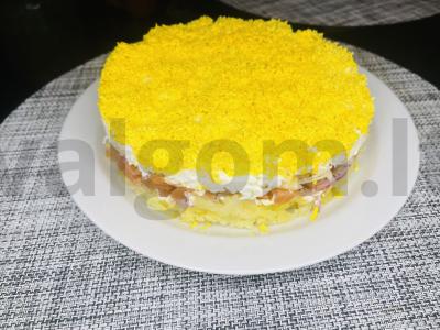 Sluoksniuotas salotas „Pūkuotukas“ su sūdyta upėtakiu pagrindine nuotrauka