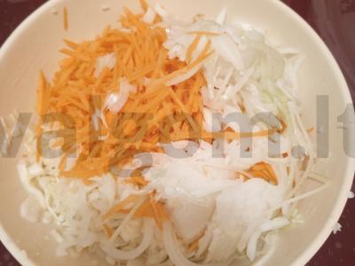 Šviežių daržovių salotas su kopūstais Žingsnis 1