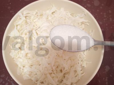 Šviežių daržovių salotas su kopūstais Žingsnis 2