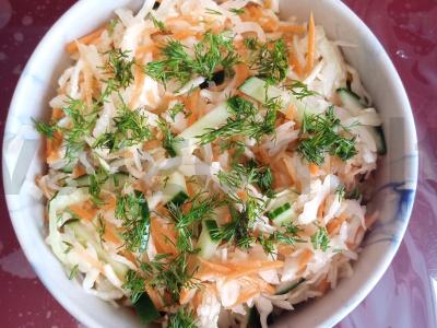 Šviežių daržovių salotas su kopūstais pagrindine nuotrauka