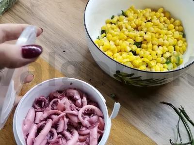 Salotas „Aštuonkojis“ su agurkais Žingsnis 4