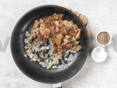 Sviestinės grybai keptuvėje Žingsnis 2