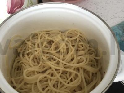 Spagečiai al dente su sūrio padažu Žingsnis 1