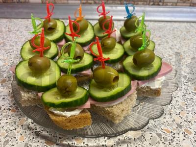 Kanarė su dešra, agurku ir alyvuogėmis Žingsnis 3