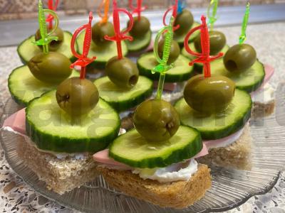 Kanarė su dešra, agurku ir alyvuogėmis pagrindine nuotrauka