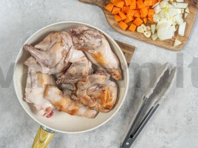 Kailinis triušis orkaitėje su bulvėmis ir džiovintais slyvomis Žingsnis 1