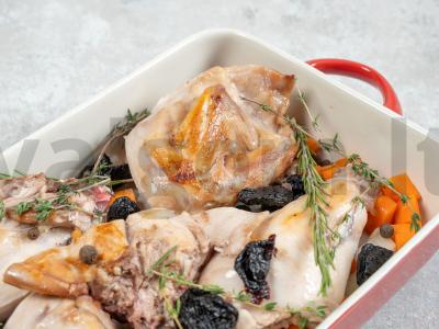 Kailinis triušis orkaitėje su bulvėmis ir džiovintais slyvomis Žingsnis 2