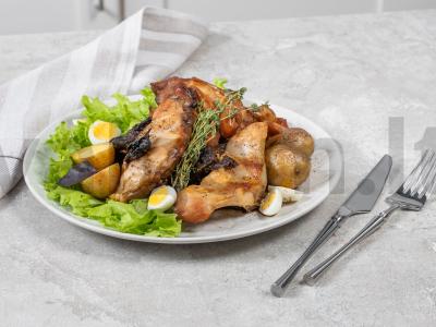 Kailinis triušis orkaitėje su bulvėmis ir džiovintais slyvomis pagrindine nuotrauka