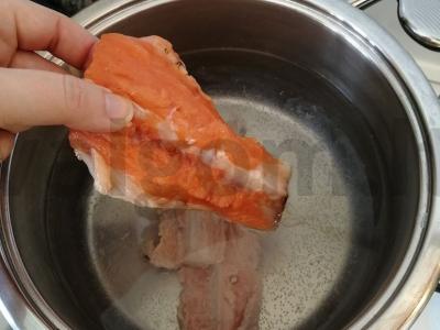 Lašišų sultinys su grietinėlėmis Žingsnis 1