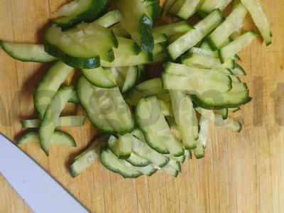 Salotos su raudonąja žuvimi, Pekino kopūstu ir agurku Žingsnis 2