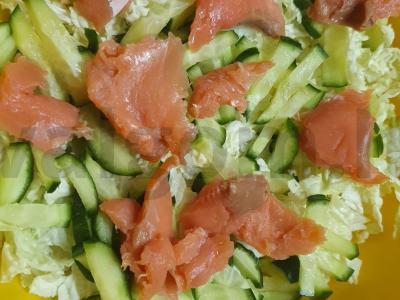 Salotos su raudonąja žuvimi, Pekino kopūstu ir agurku Žingsnis 3