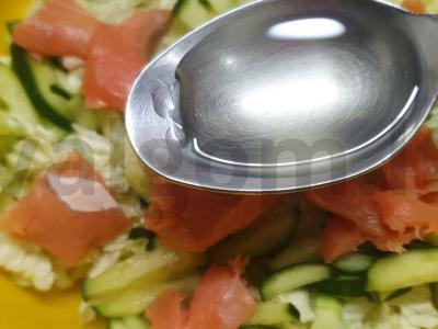 Salotos su raudonąja žuvimi, Pekino kopūstu ir agurku Žingsnis 4