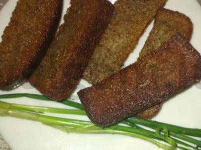 Namų skrudinti duonos gabaliukai su česnaku ir pipirais pagrindine nuotrauka