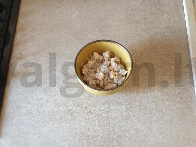 Salotas „Švelnumas“ su vištiena ir sausainiais Žingsnis 1