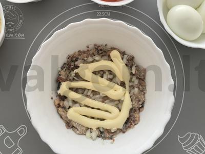 Salotas „Mimoza“ su konservuota žuvimi ir raudonuoju bulviu Žingsnis 1