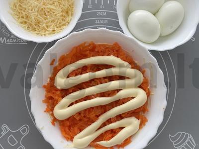 Salotas „Mimoza“ su konservuota žuvimi ir raudonuoju bulviu Žingsnis 3