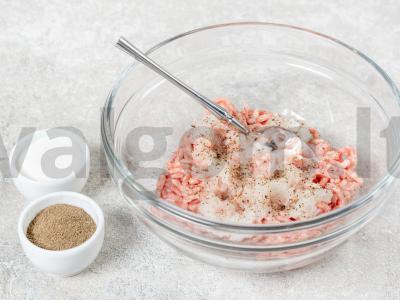 Kotletai su džiovintomis duonomis keptuvėje Žingsnis 1