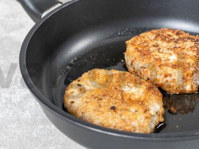 Kotletai su džiovintomis duonomis keptuvėje Žingsnis 4