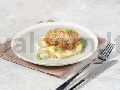 Kotletai su džiovintomis duonomis keptuvėje pagrindine nuotrauka