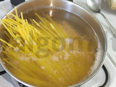 Cukriniai makaronai su sviestu ir braškėmis Žingsnis 1
