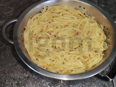 Cukriniai makaronai su sviestu ir braškėmis Žingsnis 2