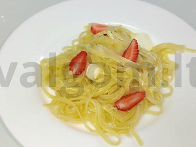 Cukriniai makaronai su sviestu ir braškėmis pagrindine nuotrauka